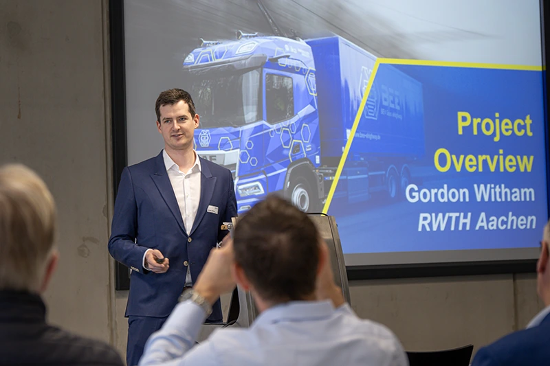 Projektleiter Gordon Witham eröffnet das Abschlussevent, © PEM